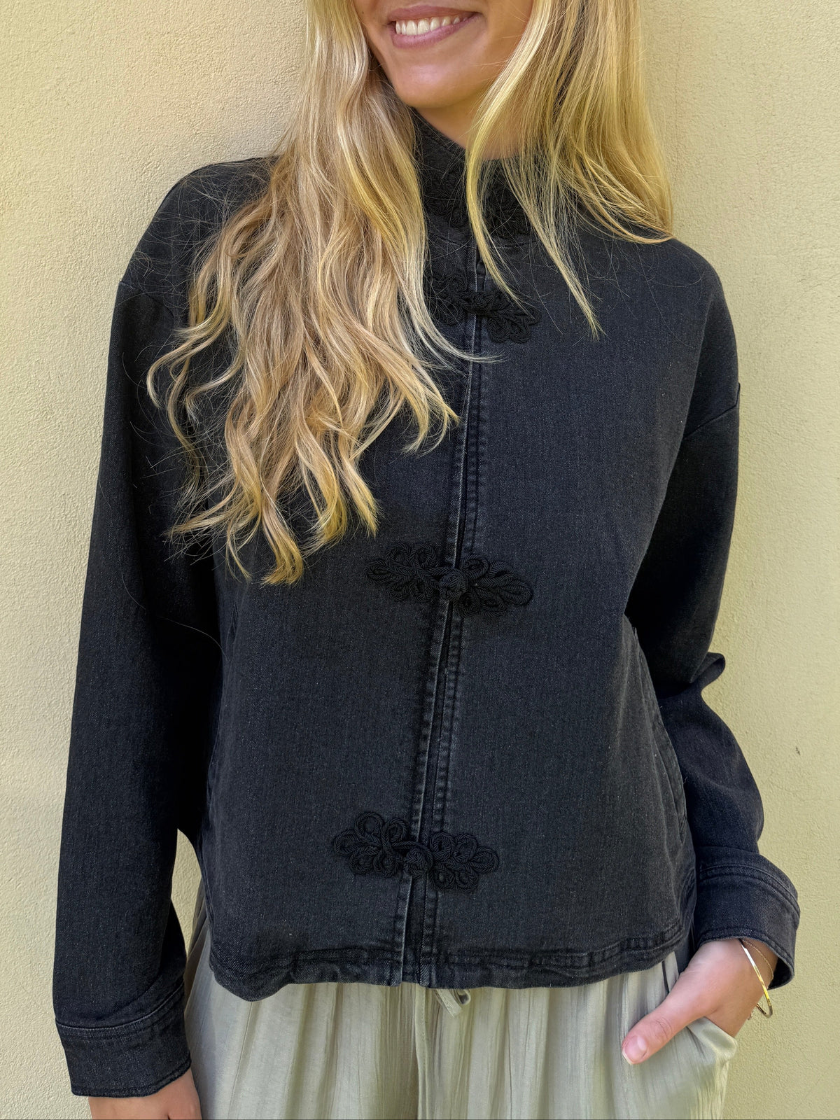 Continue Clara Jakke - Black Wash