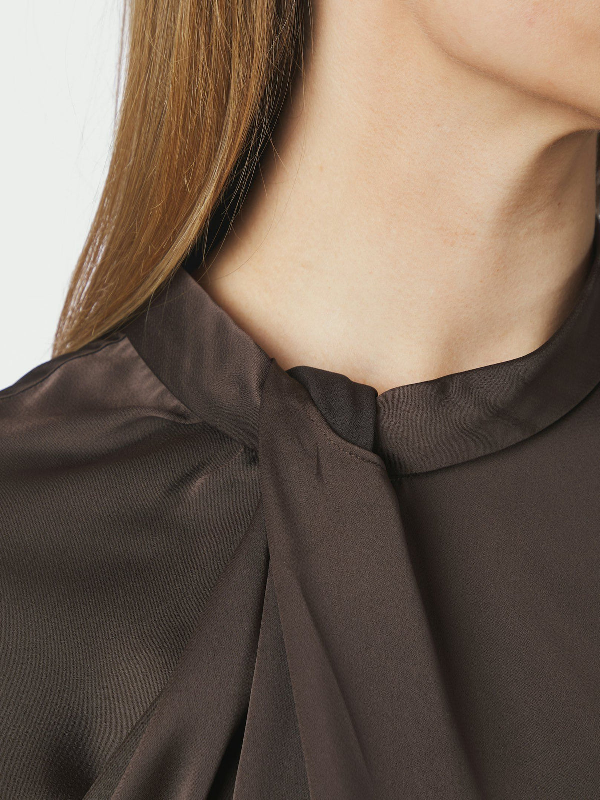 Neo Noir Fleur Drapy Satin Bluse - Dark Brown