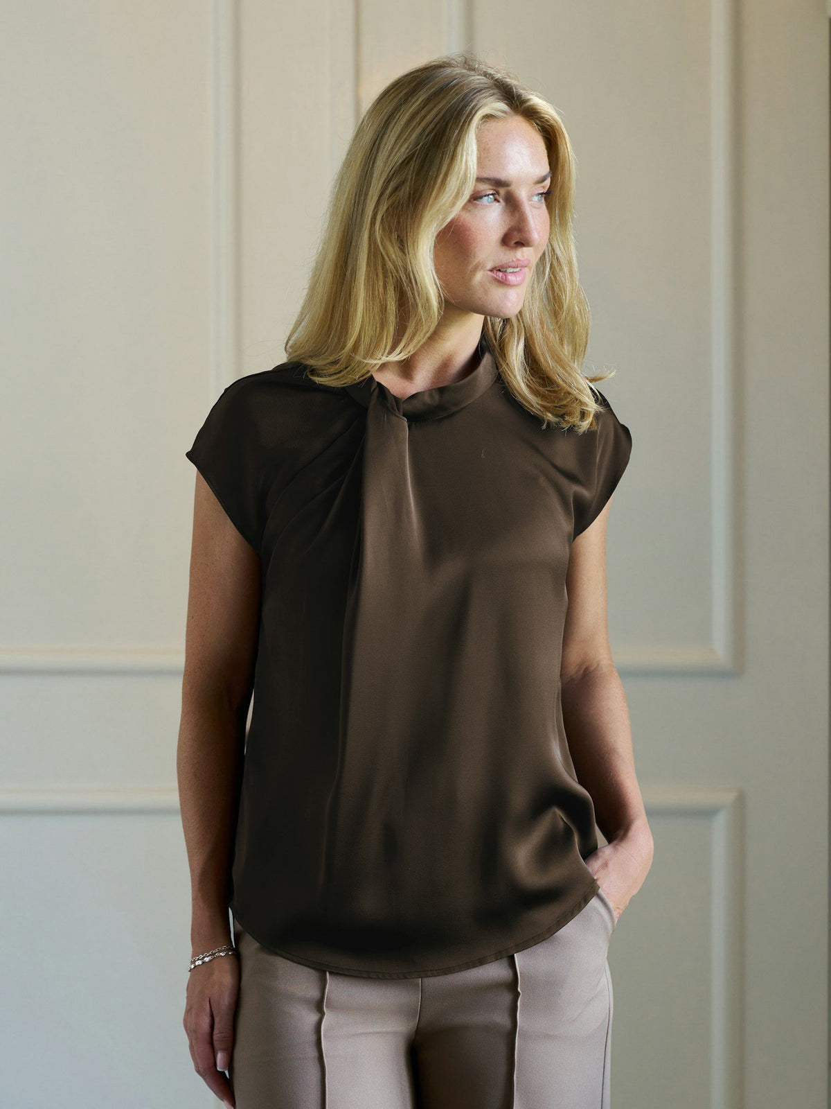 Neo Noir Fleur Drapy Satin Bluse - Dark Brown
