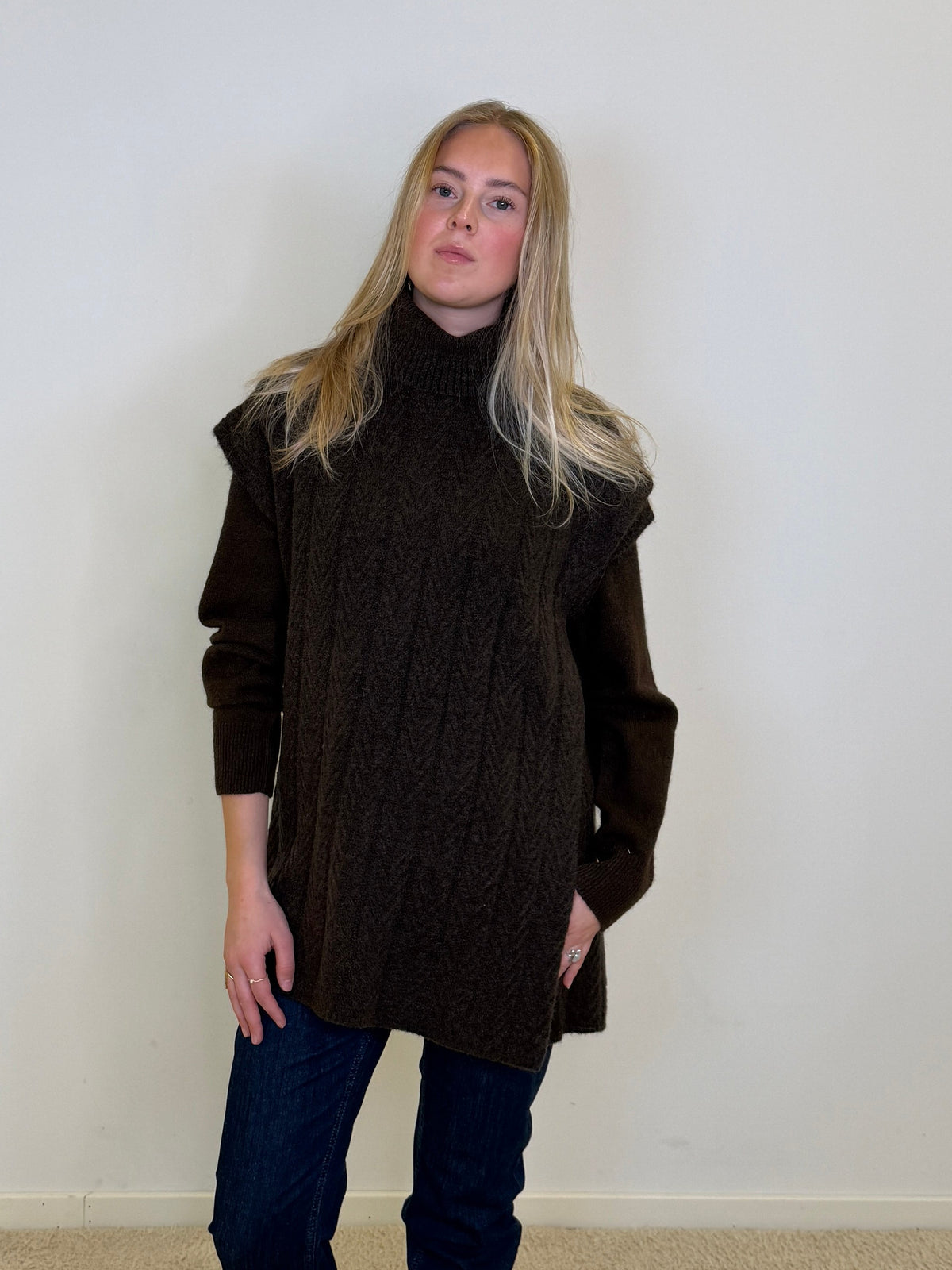 Gustav Edie Strik Vest - Choco Brown