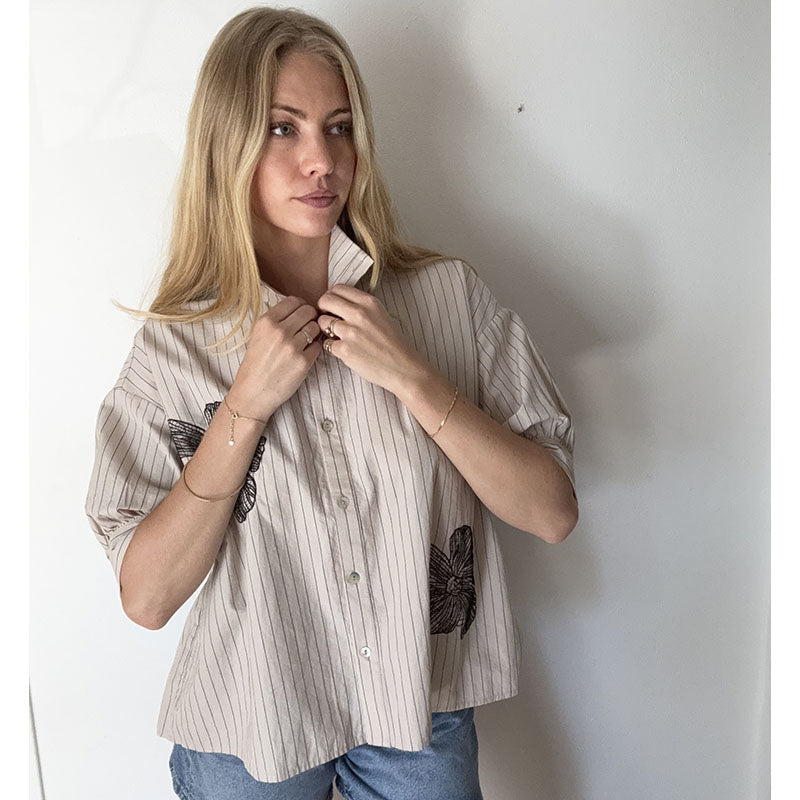 Continue Jessie Stripe High Neck Ss Skjorte - Sans Stripe