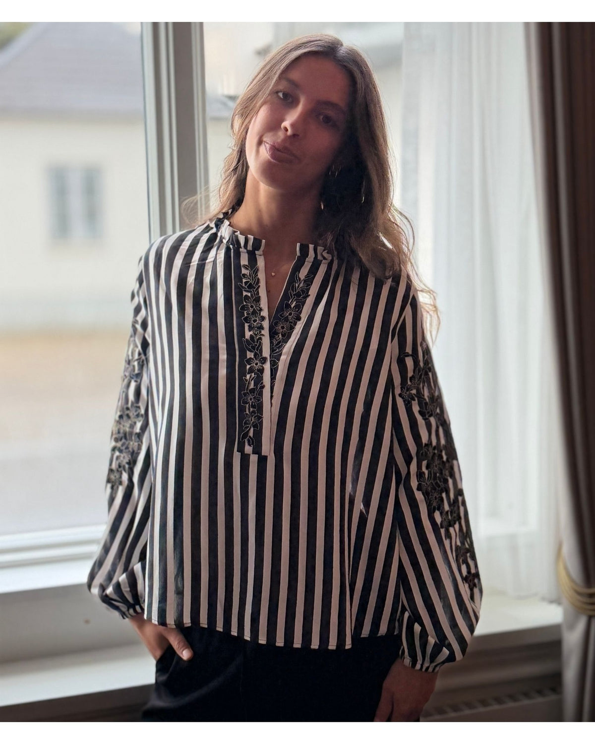 Gustav Annemie Broderet Bluse - Bull Black